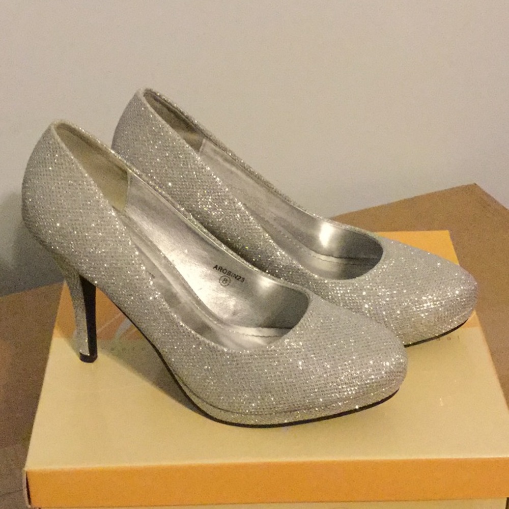 David’s Bridal Silver Heels by Michaelangelo sz 8